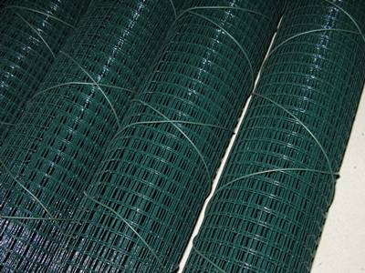 Durable darkgreen welded wire rolls tied